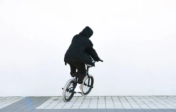 젊은이의 배경에 Bmx 자전거를 Bmx 개념입니다 Copyspace — 스톡 사진