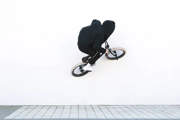 Der Fahrer Fährt Mit Dem Fahrrad Auf Der Weißen Wand — Stockfoto