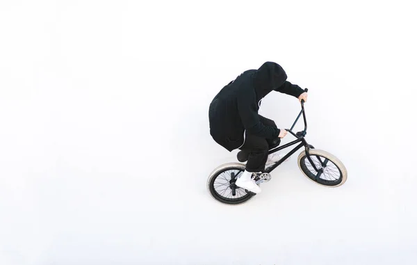 Bmx Ποδηλάτη Σκούρα Ρούχα Βόλτες Λευκό Φόντο Αναβάτη Ποδήλατο Για — Φωτογραφία Αρχείου