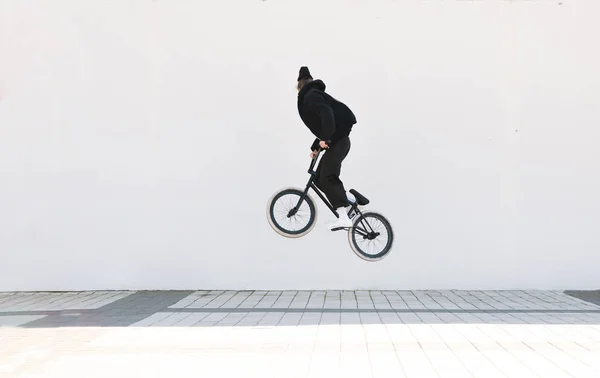Fiatal Férfi Alkalmi Ruha Teszi Egy Fogás Egy Bmx Kerékpár — Stock Fotó