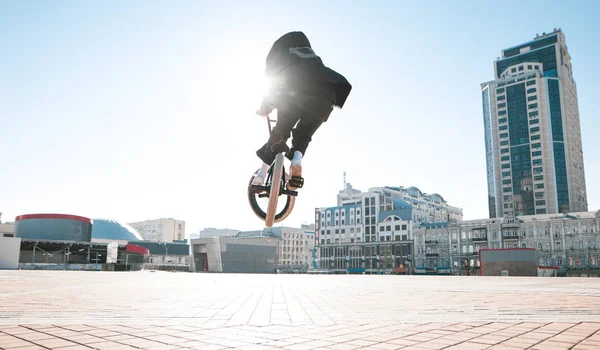 Bmx Rider Skacze Rowerze Słoneczny Dzień Tle Miejskiej Scenerii Koncepcja — Zdjęcie stockowe