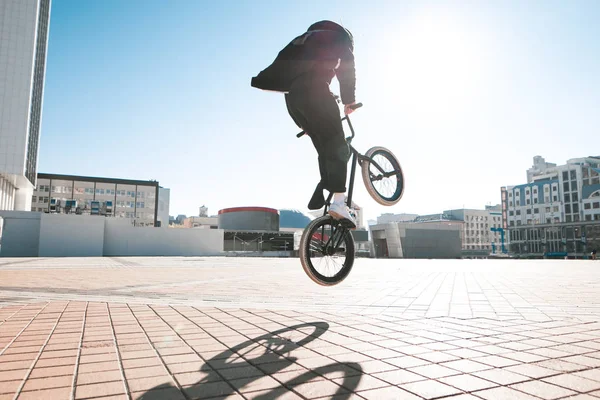 Bmx Sürücüsü Olarak Atlama Şehir Manzarası Güneşin Arka Sokakta Bir — Stok fotoğraf