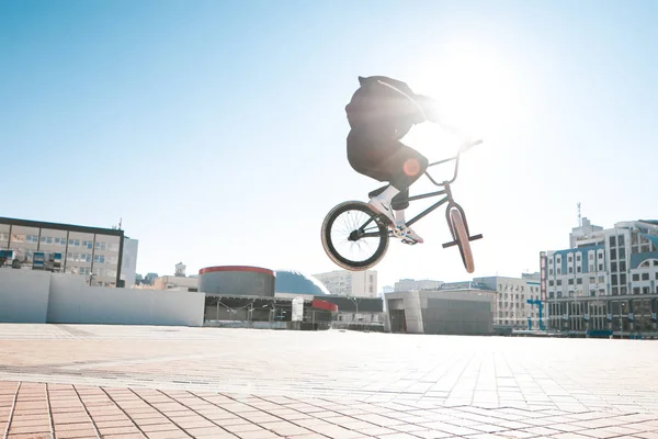 Bmx Freestyle Bmx Kerékpáros Teszi Összetett Trükkök Kerékpár Fiatal Ember — Stock Fotó