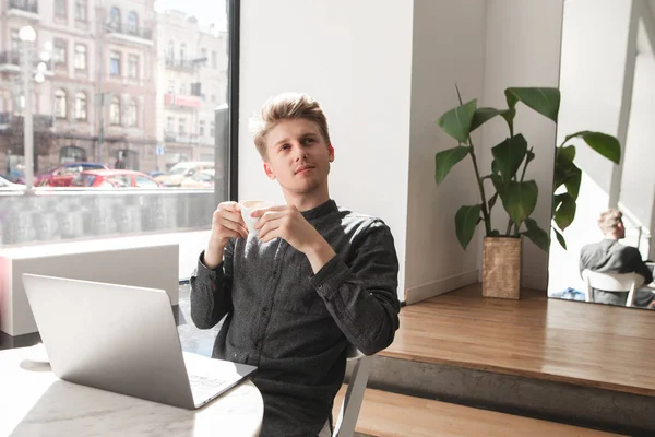 Joven Guapo Vestido Con Una Camisa Sienta Café Con Una —  Fotos de Stock