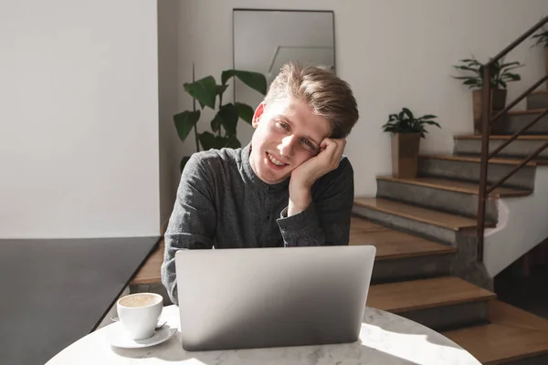 Retrato Joven Feliz Sentado Café Acogedor Luminoso Con Una Computadora —  Fotos de Stock