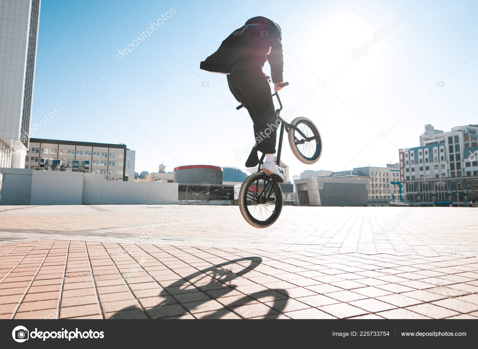 Ongunstig geest belediging Bmx Rider Makes Trick Jump Street Background City Landscape Sun Stock Photo  by ©bodnarphoto 225733754