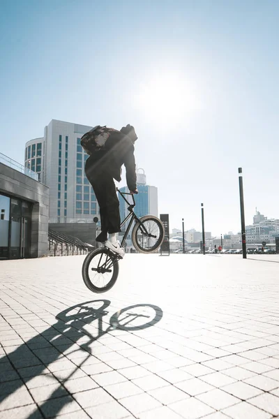 Bmx Rider Skoky Kole Slunečného Dne Pozadí Městských Scenérií Bmx — Stock fotografie