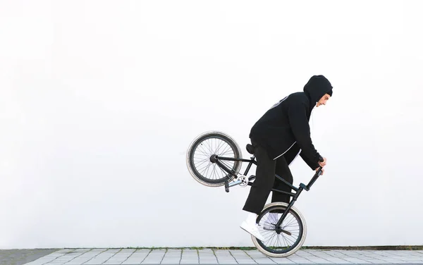 Bmx Sürücüsü Bir Tekerlek Beyaz Zemin Üzerinde Bir Bisiklet Sürme — Stok fotoğraf