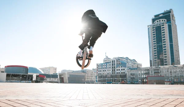 Bmx Ryttare Hoppar Cykel Solig Dag Mot Bakgrund Urbana Landskap — Stockfoto