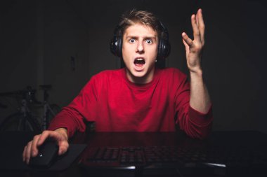 Genç oyun video oyununda kötü takım oyunu ile kızgındır. Duygusal bir bilgisayarda sürpriz kadar ellerini yükselterek evde online video oyunları oynamak oyun portre.
