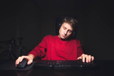 Teen oyun evde video oyunları oynarken yatıyor. Genç adam bir bilgisayar kullanır ve uyur. Oyun kavramı video oyun sırasında uyku
