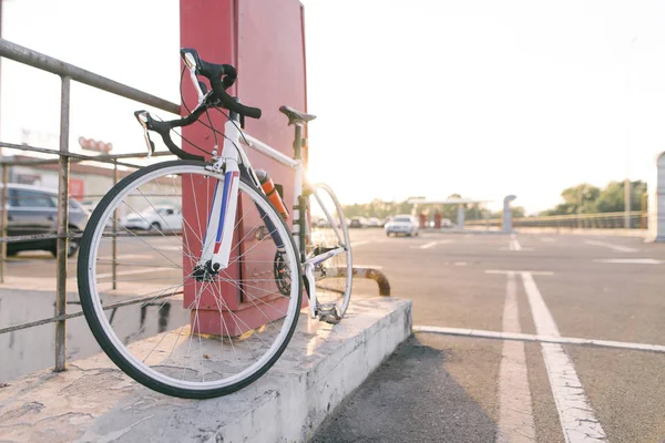 Bicicleta Estrada Branca Fundo Estacionamento Rua Para Carros Transporte Ecológico — Fotografia de Stock