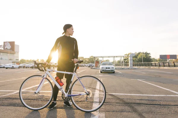 Giovane Ciclista Trova Berretto Sportswear Stand Con Una Bici Bianca — Foto Stock