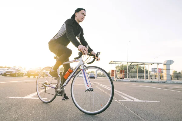Retrato Ciclista Atraente Movimento Jovem Cavaleiro Bicicleta Escura Usa Uma — Fotografia de Stock