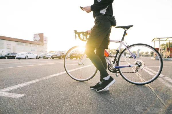 Retrato Cavaleiro Com Uma Bicicleta Fundo Pôr Sol Homem Ciclista — Fotografia de Stock