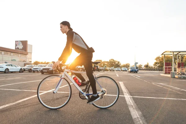 Retrato Ciclista Atraente Movimento Jovem Cavaleiro Bicicleta Escura Usa Uma — Fotografia de Stock