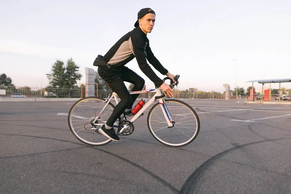 Giovane Ciclista Cavalca Parcheggio Auto Una Bicicletta Rider Indossa Una — Foto Stock