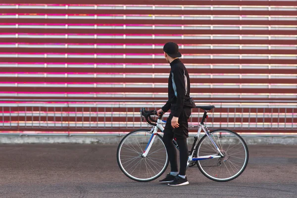 Portret Van Een Fietser Donkere Sportkleding Permanent Met Een Fiets — Stockfoto