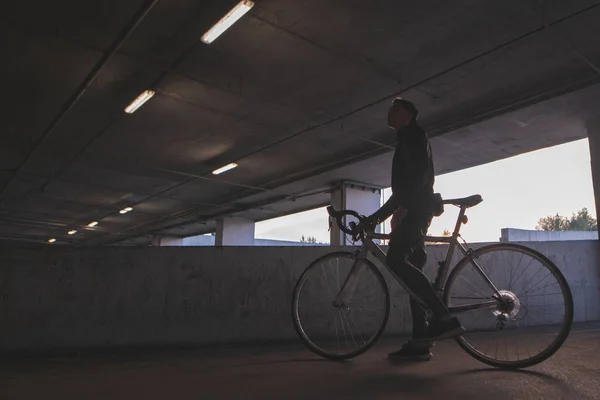 Foto Serale Giovane Ciclista Piedi Sotto Ponte Con Una Bicicletta — Foto Stock