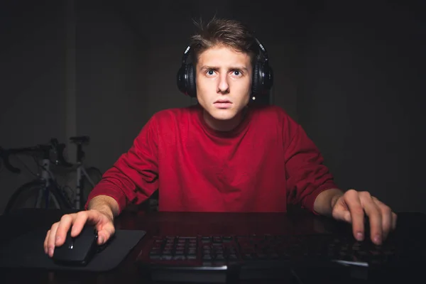 Портрет Подростка Геймера Сидящего Столом Играющего Видеоигры Компьютере Студент Пользуется — стоковое фото