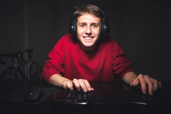 Lachende Tiener Zit Thuis Nachts Videogames Speelt Een Computer Gelukkig — Stockfoto
