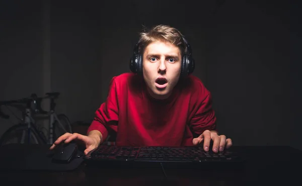 Retrato Jugador Sorprendido Por Jugar Videojuegos Casa Ordenador Joven Jugador —  Fotos de Stock