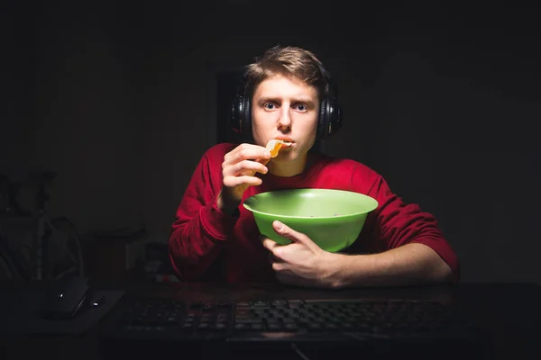 Mladý Muž Čipy Doma Sledovat Video Internetu Počítači Jíst Svačinu — Stock fotografie