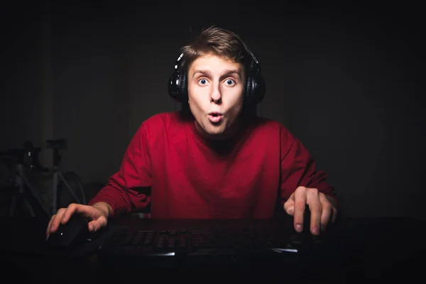 Αστεία Νέους Gamer Ένα Ακουστικό Παιχνιδιών Βίντεο Έναν Υπολογιστή Και — Φωτογραφία Αρχείου