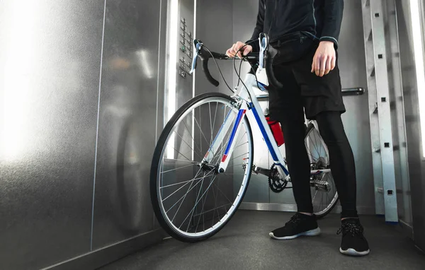 Close Photo Cyclist Foot Highway Bike Elevator Cyclist Lives High — Stock Photo, Image