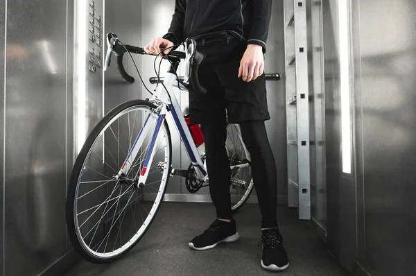 Sports Young Man Stands Bicycle Elevator Close Photo Foot Bike — Stock Photo, Image