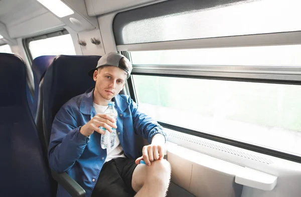 Retrato Jovem Bonito Sentado Trem Perto Uma Janela Com Uma — Fotografia de Stock