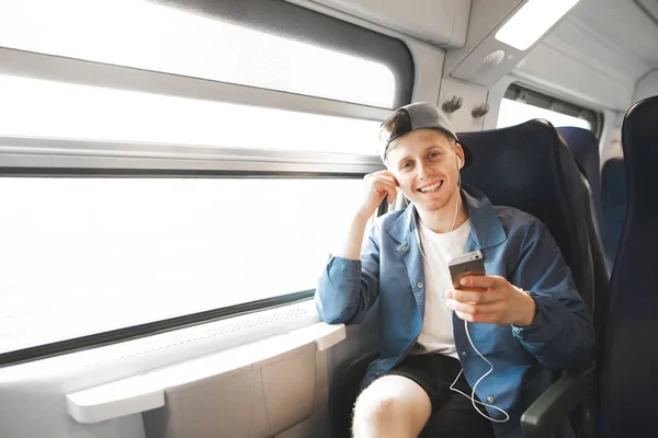 Porträt Eines Lächelnden Jungen Mannes Mit Einem Smartphone Der Hand — Stockfoto