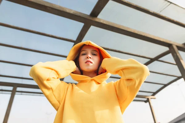 Straatportret Van Een Stijlvol Meisje Een Gele Hoodie Kijkend Camera — Stockfoto