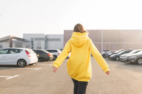 Chica Está Vuelta Con Una Sudadera Amarilla Caminando Por Calle — Foto de Stock