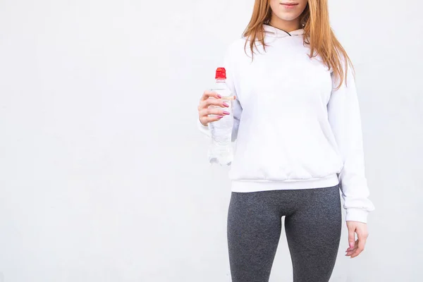 Mujer Deportiva Con Una Sudadera Blanca Polainas Grises Sostiene Una — Foto de Stock