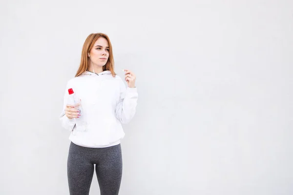 Jovem Ostentando Fundo Branco Com Uma Garrafa Água Nas Mãos — Fotografia de Stock