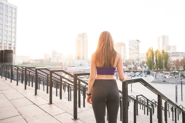 Costas Uma Menina Esportes Leggings Uns Topos Contra Fundo Uma — Fotografia de Stock