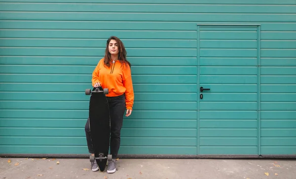 Menina Bonito Capuz Romã Fica Com Longboard Suas Mãos Contra — Fotografia de Stock