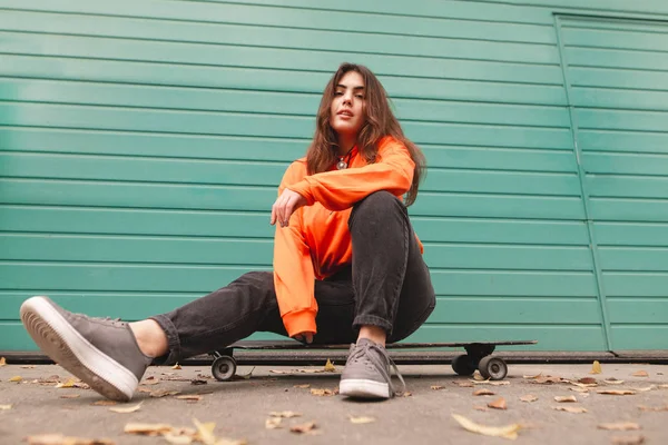 Portret Van Een Aantrekkelijk Meisje Casual Kleding Zittend Een Skateboard — Stockfoto