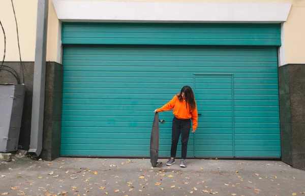 Mujer Con Capucha Naranja Retrato Callejero Toda Altura Chica Con —  Fotos de Stock