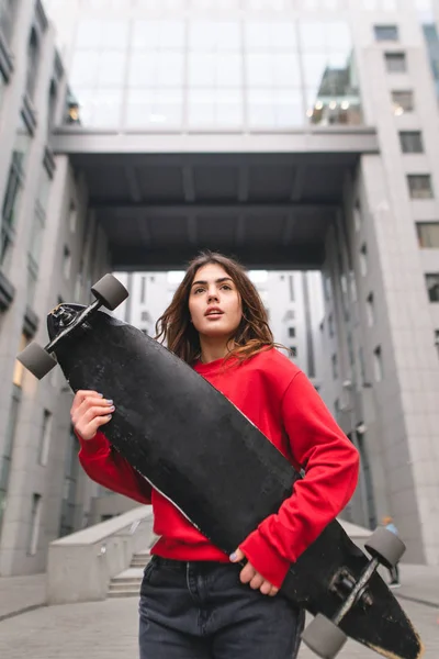 Retrato Rua Uma Menina Atraente Roupas Casuais Posando Com Longboard — Fotografia de Stock