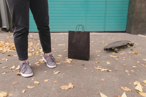 Patas Niña Zapatillas Deporte Paquete Negro Longboard Pie Suelo Contra — Foto de Stock