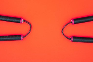 İki nunchats kırmızı arka plan, düz üzerinde yatıyordu. Nunchaku eğitim için