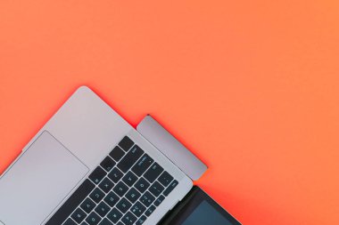 Modern dizüstü bilgisayar Usb Type-C bağdaştırıcı üzerinde kırmızı arka plan ile. Teknoloji kavramı. Düz yatıyordu