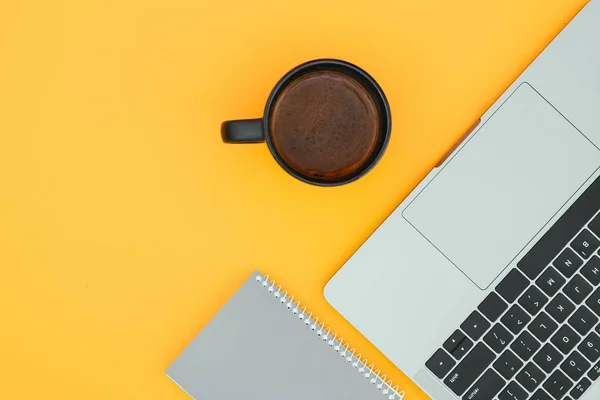 Laptop Een Kopje Koffie Een Kladblok Zijn Geïsoleerd Een Gele — Stockfoto