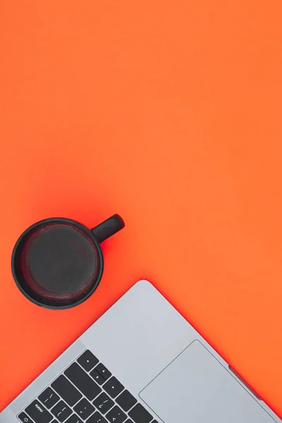 Taza Café Cuaderno Moderno Están Aislados Sobre Fondo Rojo Lugar — Foto de Stock