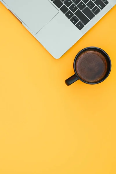 Taza Café Cuaderno Moderno Están Aislados Sobre Fondo Rojo Lugar — Foto de Stock