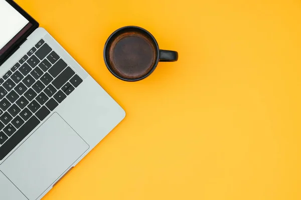 Café Cuaderno Moderno Están Aislados Sobre Fondo Amarillo Lugar Para — Foto de Stock