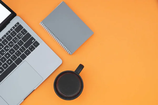 Antecedentes Portátil Portátil Taza Con Café Sobre Fondo Naranja Vista — Foto de Stock