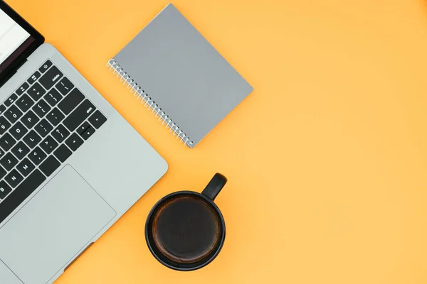 Antecedentes Portátil Portátil Taza Con Café Sobre Fondo Amarillo Vista — Foto de Stock